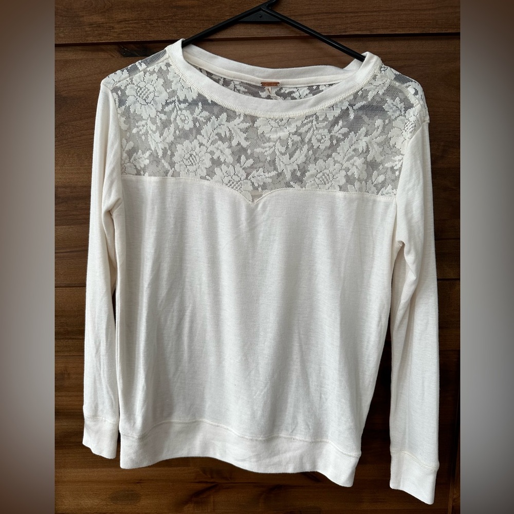 Adorable Poof women’s size medium Gorgeous lace accents. Excellent condition!